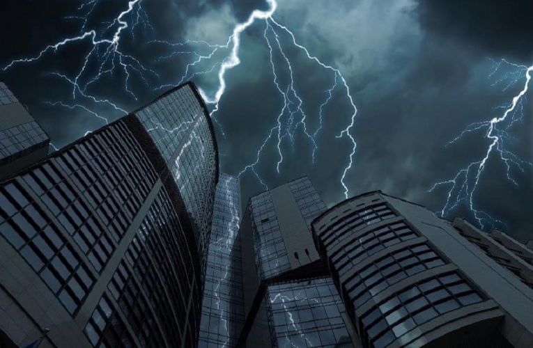 Septiembre llega con lluvias intensas, motivo perfecto para proteger tus dispositivos electrónicos de fallas eléctricas provocadas por este temporal