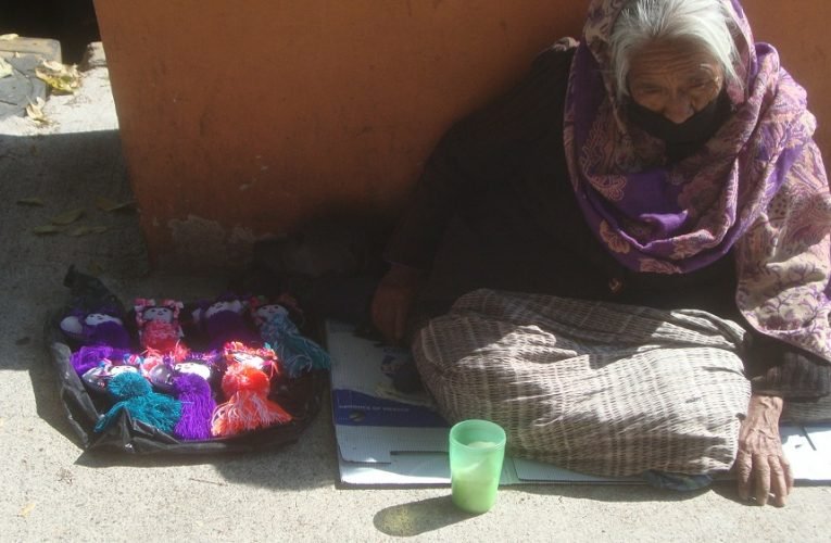 Dos grandes retos: el rezago educativo y las carencias en servicios de salud