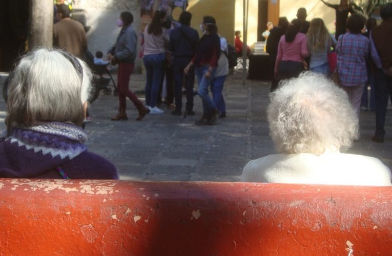 Remunerar el trabajo del cuidado realizado por las personas mayores
