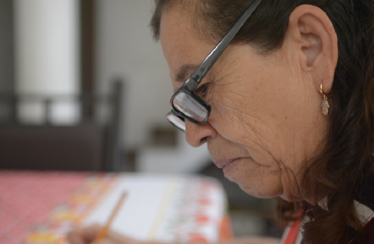 A los 67 años, mujer puma se gradúa de la prepa
